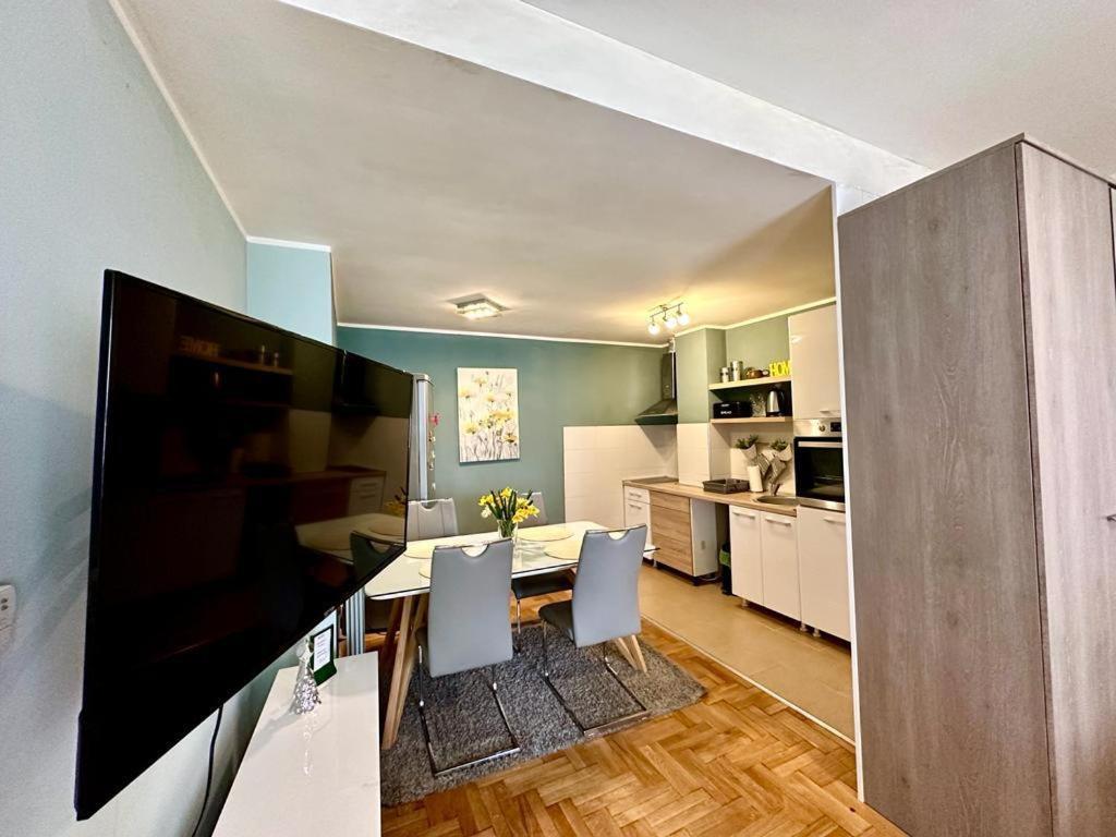 1 Apartment *
